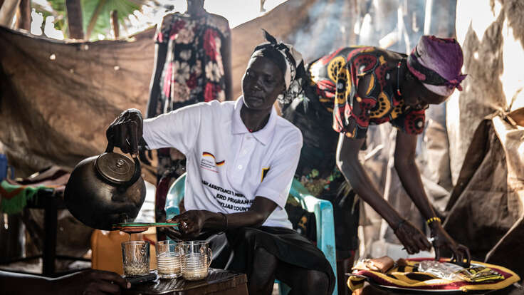 En kvinna serverar te på hennes restaurang i Nyal, Sydsudan. Hon har fått ekonomiskt stöd av RESCUE för att starta en restaurang.